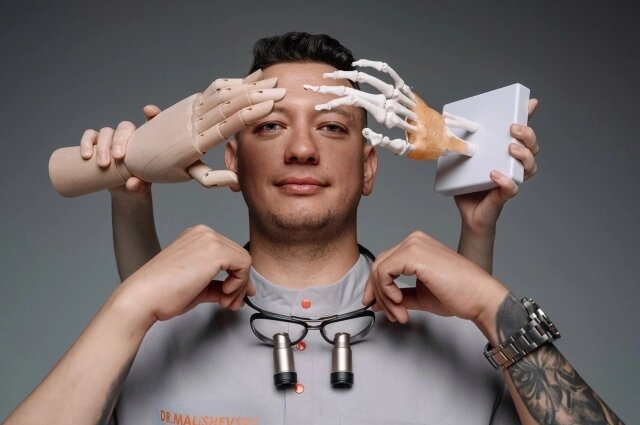    Владимир Малишевский: «На пальцах почти нет мышц, здесь правят бал сухожилия». Фото: АиФ - Тюмень