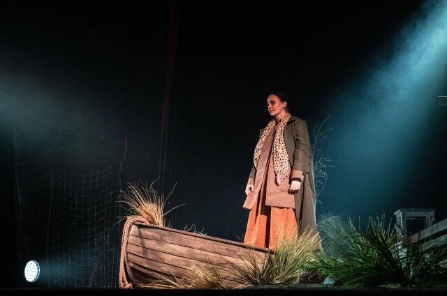    Атмосфера погружает зрителя в историю тёмного острова. Фото: Омский государственный драматический «Пятый театр»/ Анна Шестакова