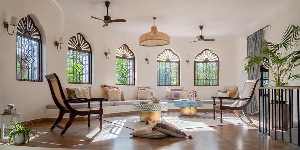 Стул Plantation, инкрустированный мраморный стол от Bari и ковер от Jaipur Rugs создают атмосферу спокойствия и прохлады в лаунж-зоне.