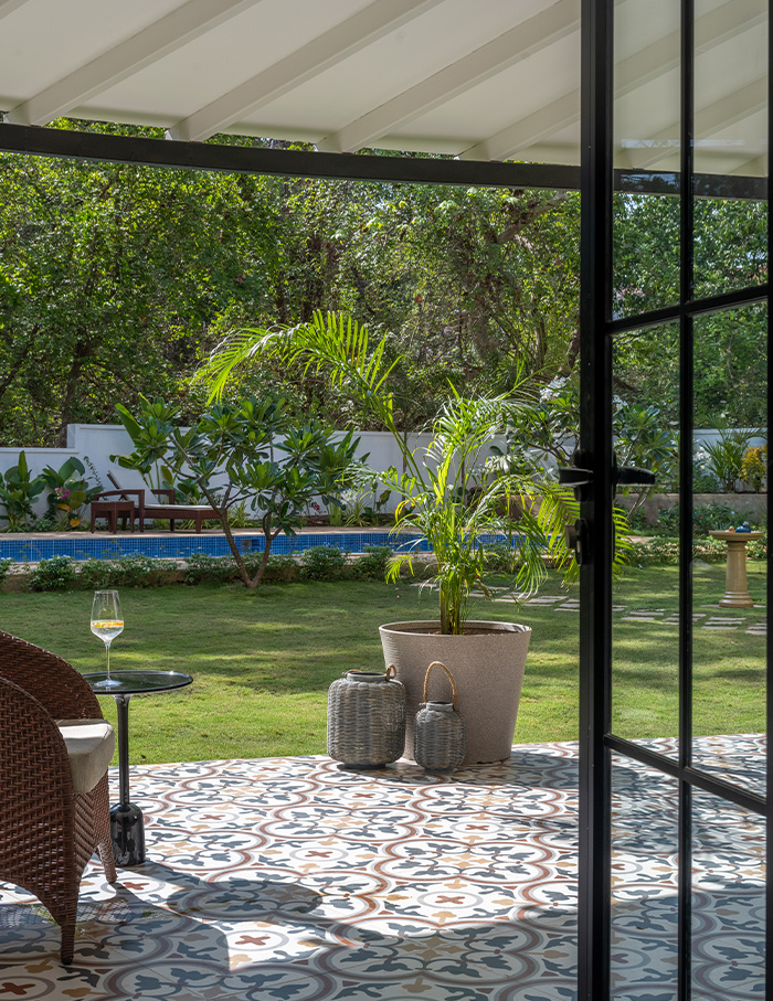 Лаунж-зона выходит на улицу, где вас ждут бассейн, патио и бар.