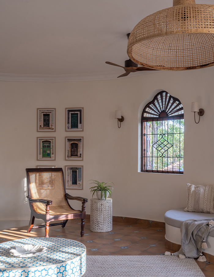 Стул Plantation, инкрустированный мраморный стол от Bari и ковер от Jaipur Rugs создают атмосферу спокойствия и прохлады в лаунж-зоне.