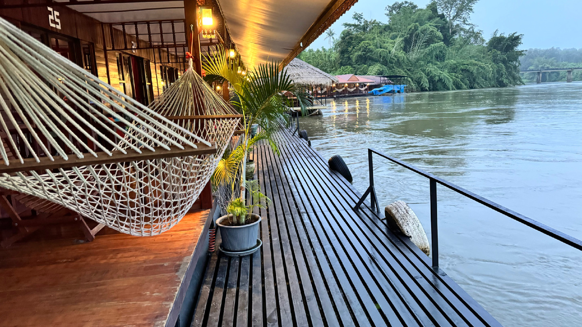 Наш номер на воде с гамаком. Фото автора.