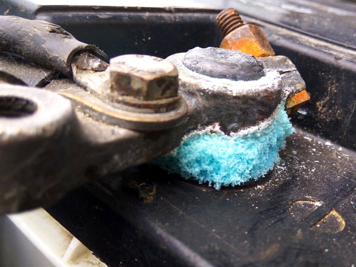 Чтобы не столкнуться с подобным, стоит своевременно обслуживать клеммы АКБ.