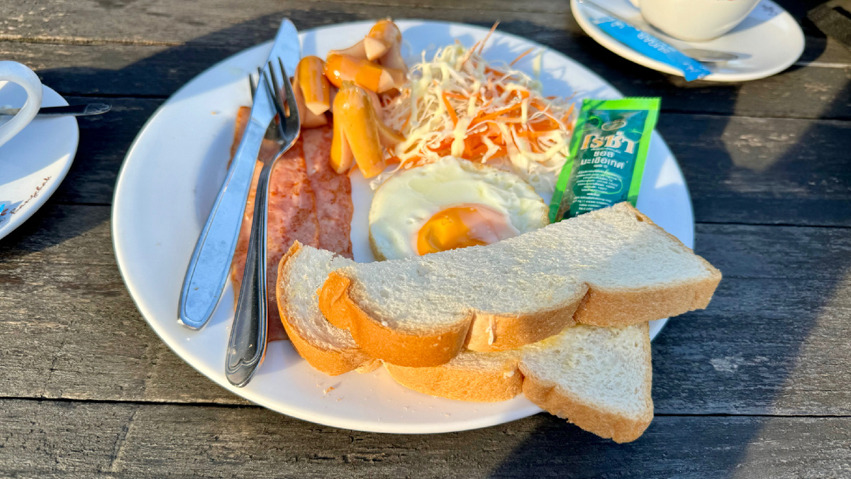 Завтрак в тайском кафе. Цена 100 бат