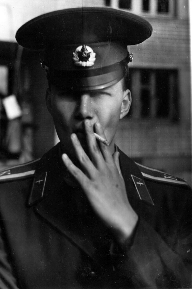 Минус курит, первый курс Тамбовского ВВАИУ 1989-1990 г.г. За моей спиной строящееся общежитие Тамбовского ВВАИУ.