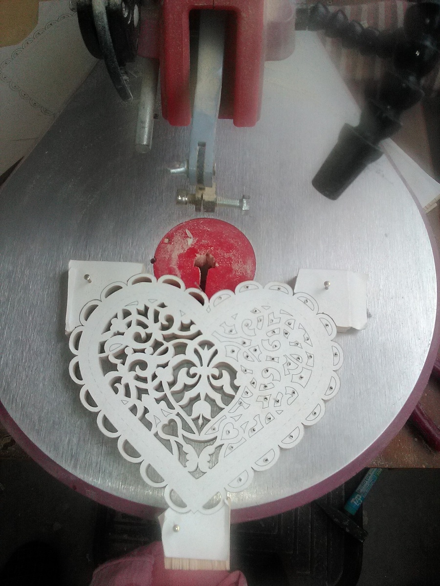 Принялся за дело. Иногда вот такие небольшие поделки, даже сложнее в исполнении из-за маленьких выпилов. Но благодаря тонким и качественным немецким пилкам, всё получается отлично=)