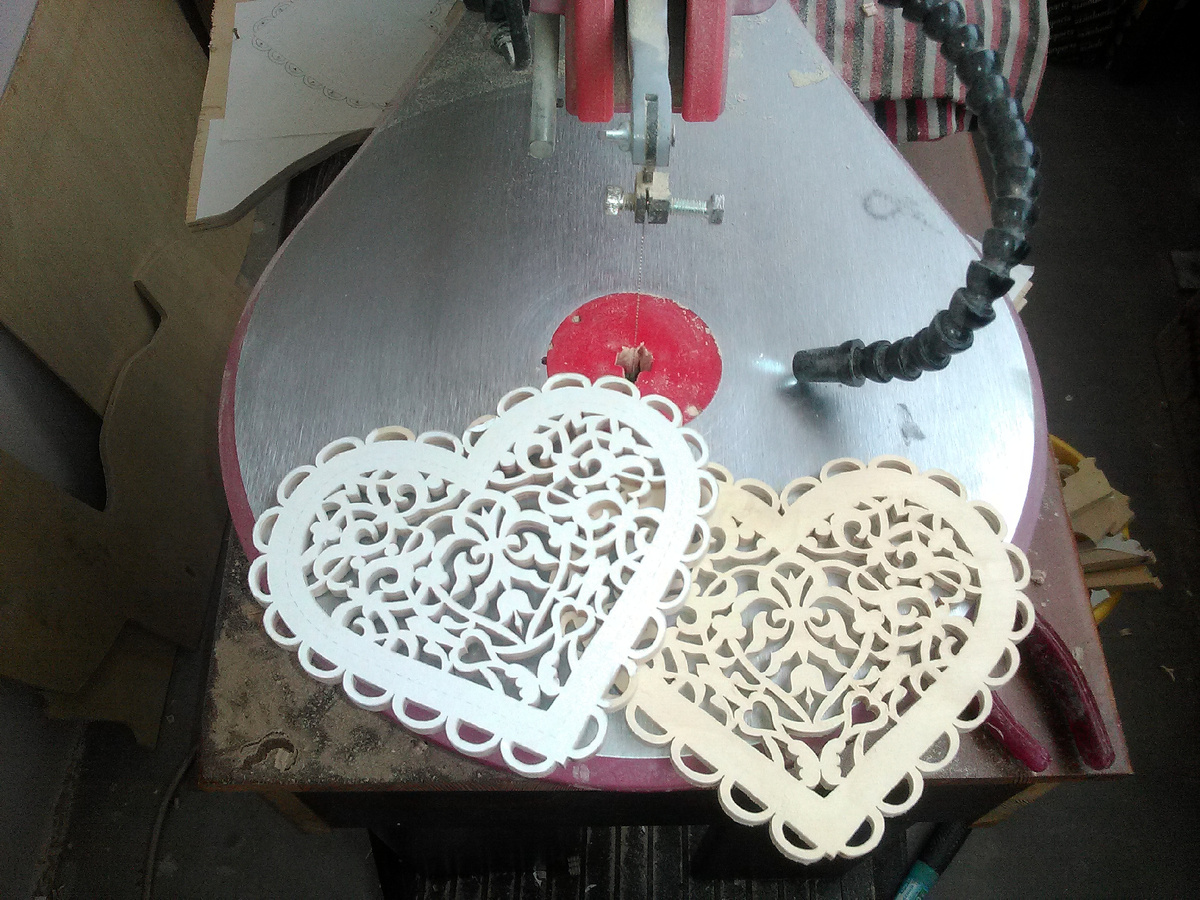 Также, благодаря этим пилкам, имеется возможность пилить сразу от 2х и до 4х заготовок за раз. Просто крепится несколько слоёв фанеры, и одним разом всё пропиливается.