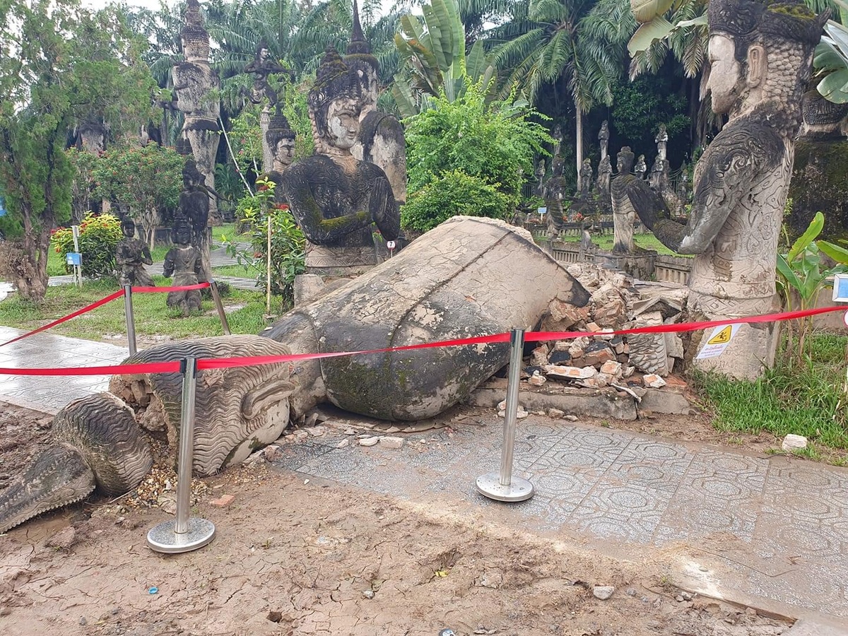 Упавшая статуя как последствие наводнения в период тайфуна "Яги", октябрь 2024. Фото из Интернета.