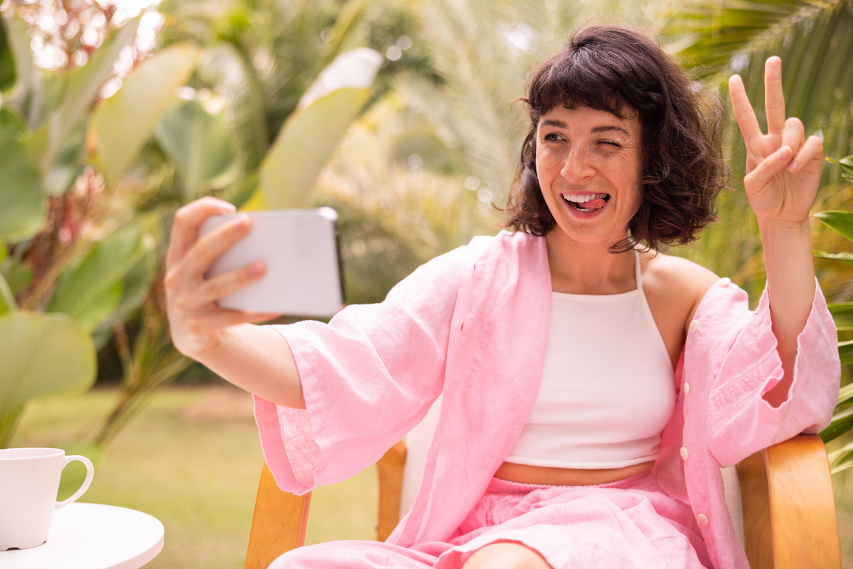 Будни блогера. Даже кофе нормально не попить!
Источник: www.freepik.com