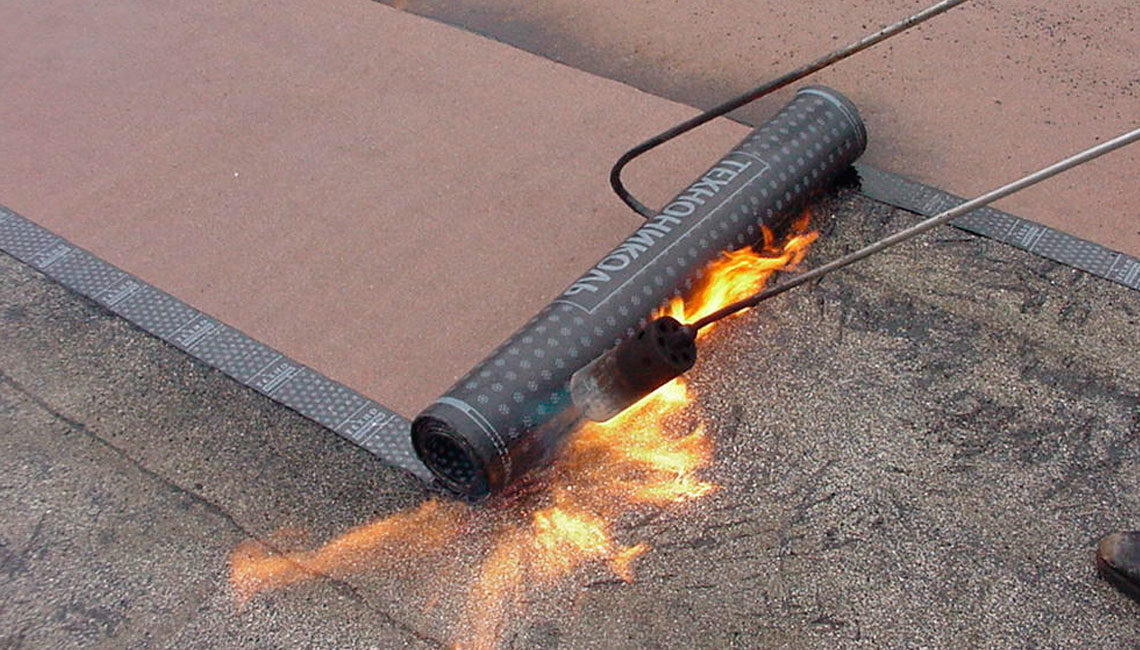 Монтаж верхнего слоя кровли 