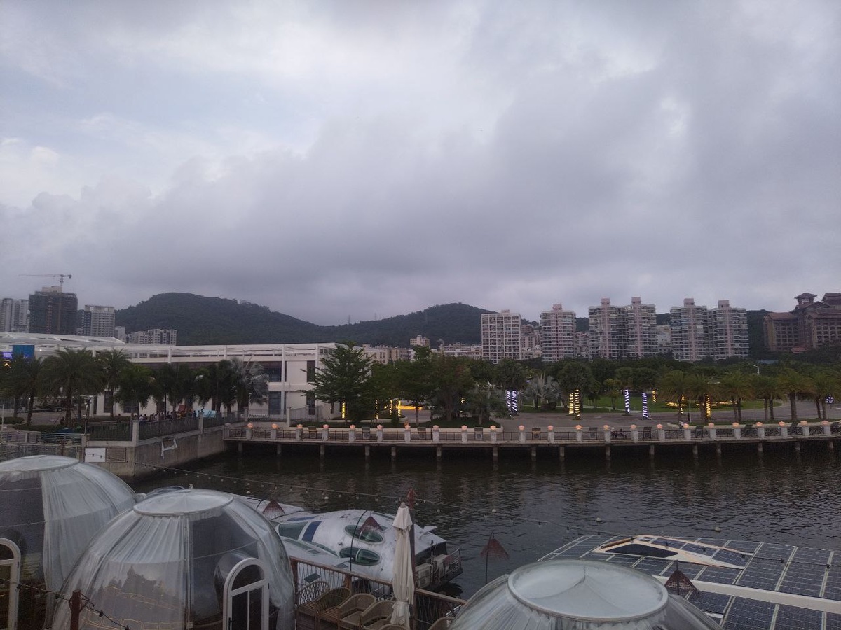 В предпоследний вечер у меня была прогулка на яхте, и мне сообщили: пирс числится за Дадунхаем!… Но вообще, мы проплывали остров Феникс, а он вроде бы Санья Бэй…