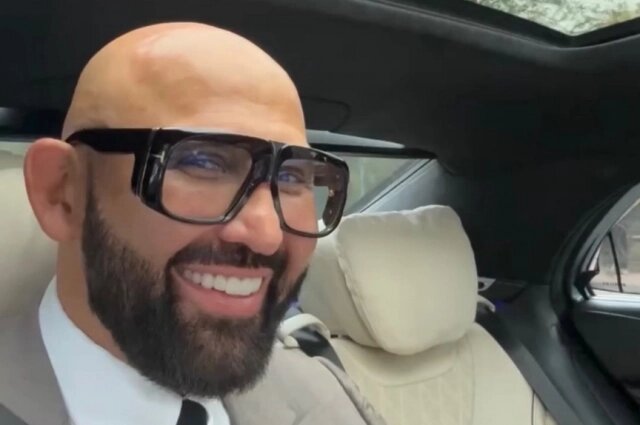    Бизнесмен обаял подписчиков своей улыбкой и спокойствием. Фото: Скриншот из видео/ Соцсети