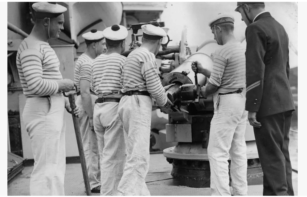 Французские моряки в полосатых бретонских рубахах