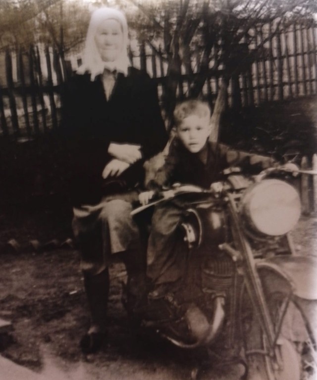 Бабушка и брат. Бабушка Елена Ивановна Хопёрская стала второй матерью для Маины.