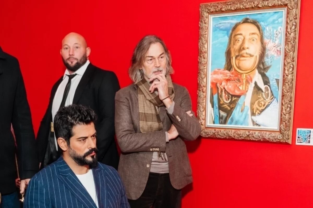    На выставку в начале октября приезжал и любимый россиянками всемирно известный турецкий актёр Бурак Озчивит.