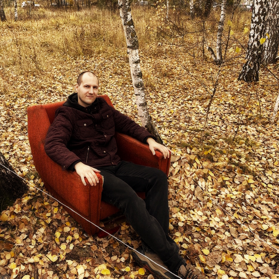 Автор канала на лесном троне