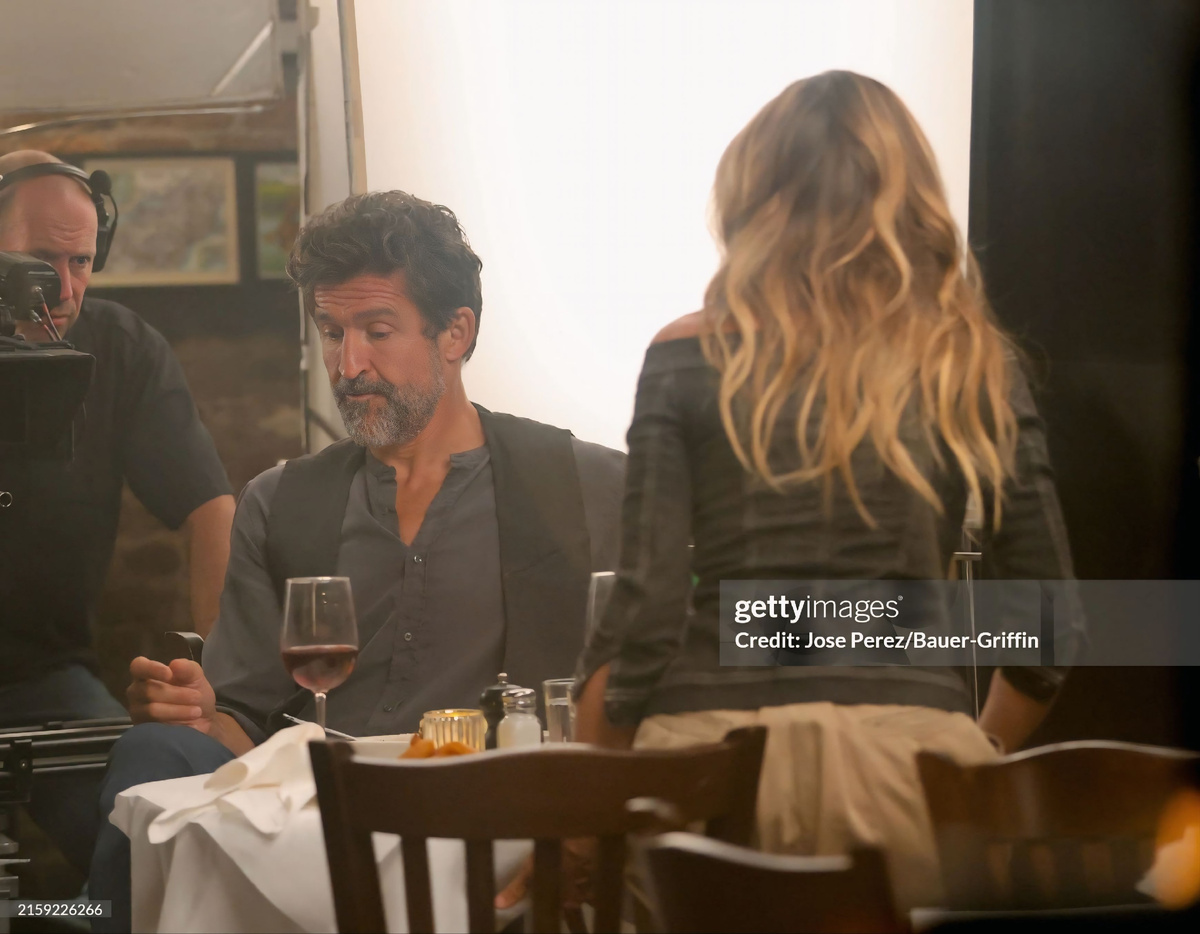 Кадр со съемок сериала. Джонатан Кейк и Сара-Джессика Паркер на съемках свидания в ресторане (Getty images)