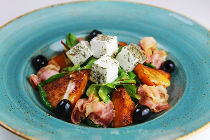 Осенний салат с запеченной тыквой, беконом и сыром фета в прованских травах