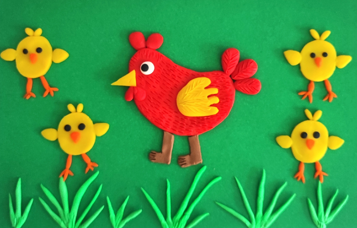 Готовый вариант аппликации из пластилина на цветном картоне Курочка с цыплятами.