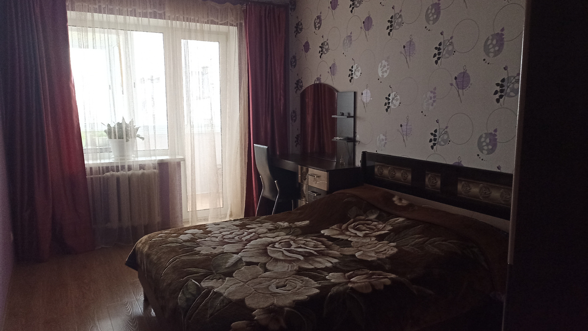 одна из спален, в которой присутствует балкон