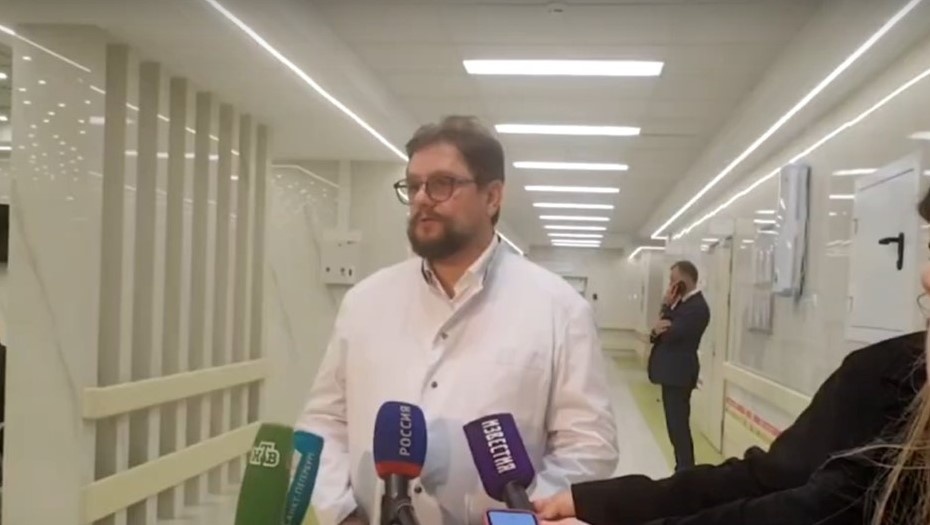    Директор НИИ им. Джанелидзе Вадим Мануковский рассказывает о состоянии мужчины, напавшего на покупателей гипермаркета "Окей" в Петербурге и его жертвах, 25.10.2024. Снимок с видео, максимально возможное качество. Автор фото: Пресс-служба комитета по здравоохранению Петербурга