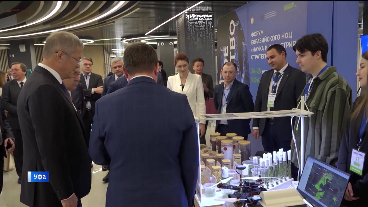    Глава Башкирии Радий Хабиров осмотрел выставку научно-технических достижений Евразийского НОЦ