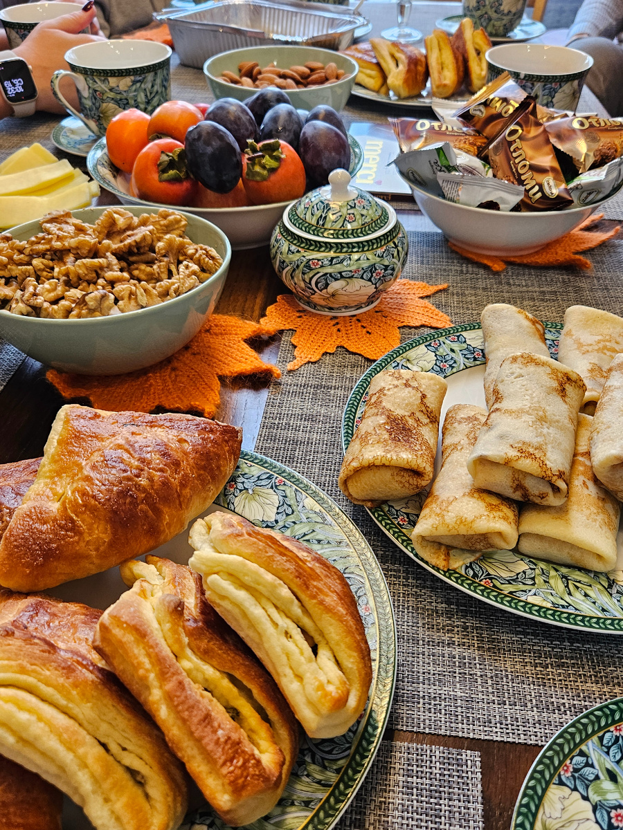 Стол с угощениями, фото автора с сайта https://vk.com/id415169906