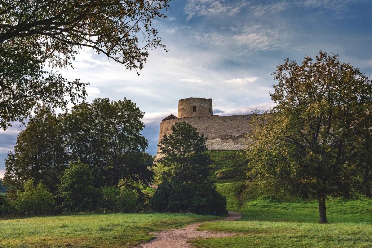 Изборская крепость – уникальный памятник фортификационного искусства, который вы можете увидеть своими глазами