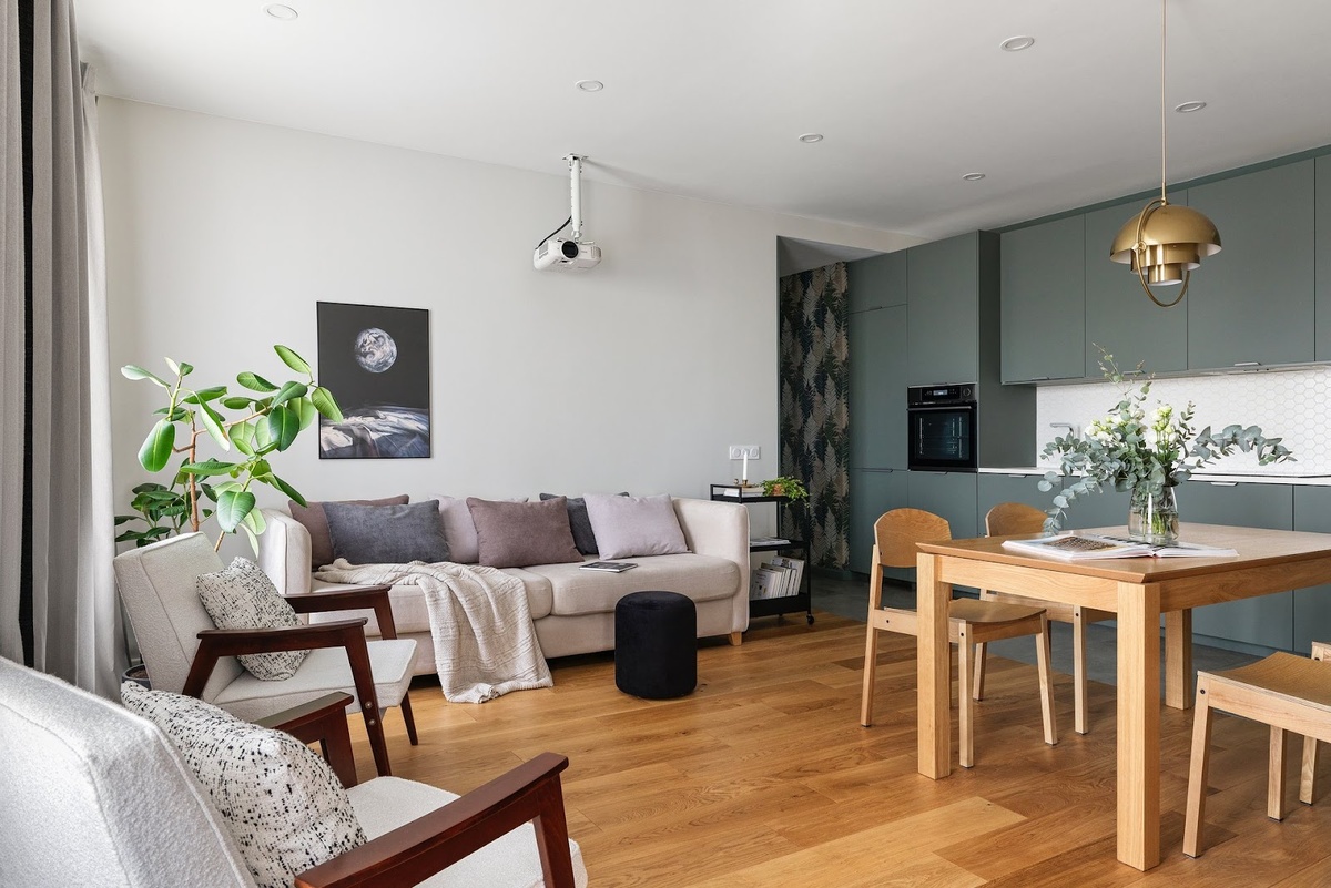 На фото: интерьер кухни-гостиной в квартире 81 кв.м, ЖК «Магнифика». Дизайнер: Ольга Непочатова; декоратор: Анна Выборнова; фотограф: Максим Максимов