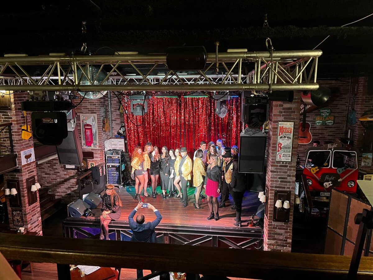 артисты на сцене - вид со 2 этажа