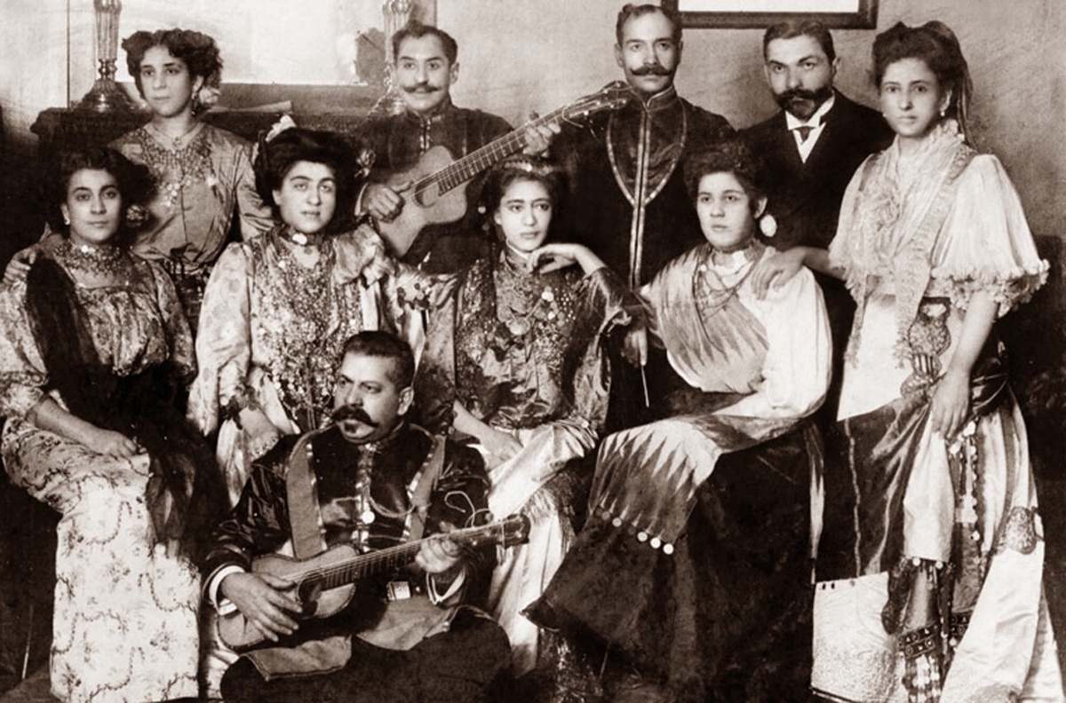 Цыганская семья в Российской империи, конец XIX века. Из открытых источников сети Интернет.