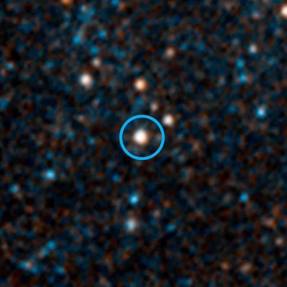 Звезда становилась все ярче и ярче, и астрономы ожидали наблюдать вспышку сверхновой / © NASA/ESA/C. Kochanek (OSU)