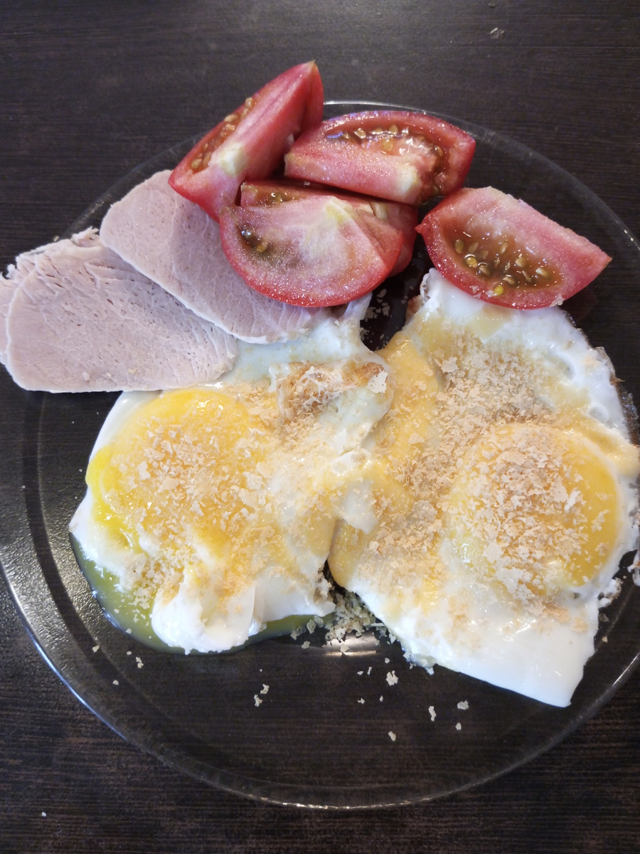 Яйцо, свинина отварная, пищевые не активные дрожжи, помидор