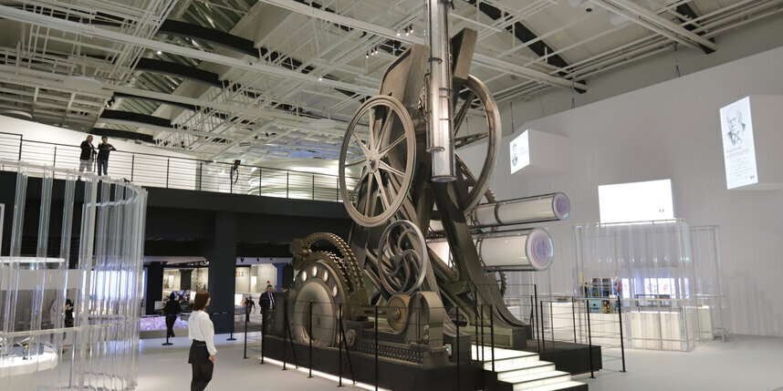    Инсталляция при входе на выставкуИгорь Акимов