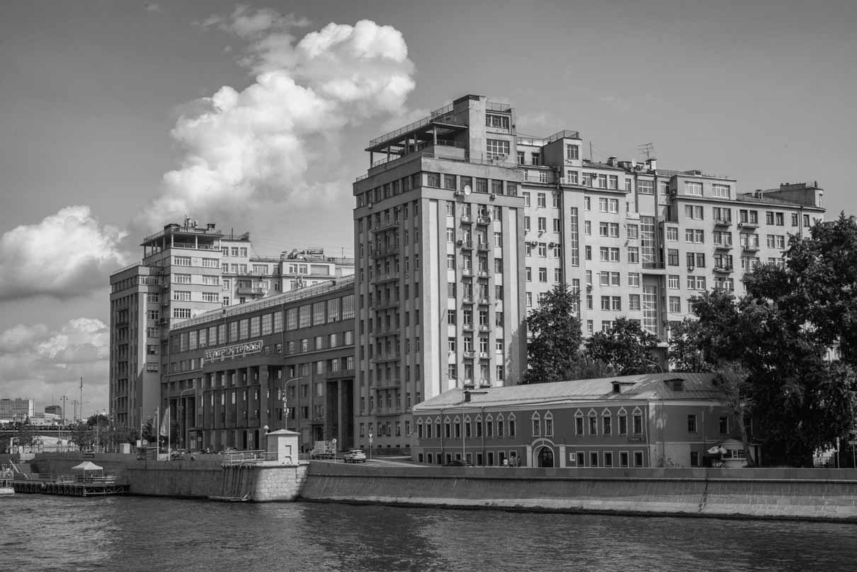 У Театра эстрады можно и якорь бросить