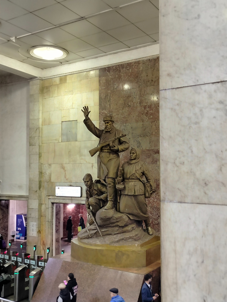 Памятник партизанам на входе в станцию метро Партизанская