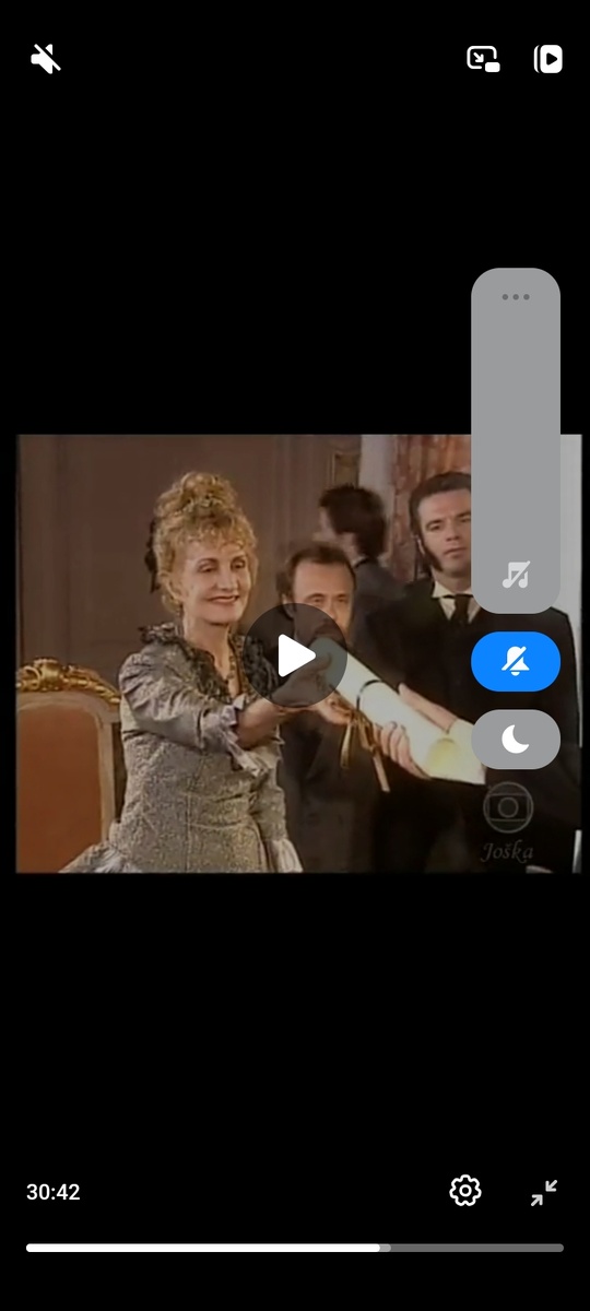 Принцесса подписывает документ.