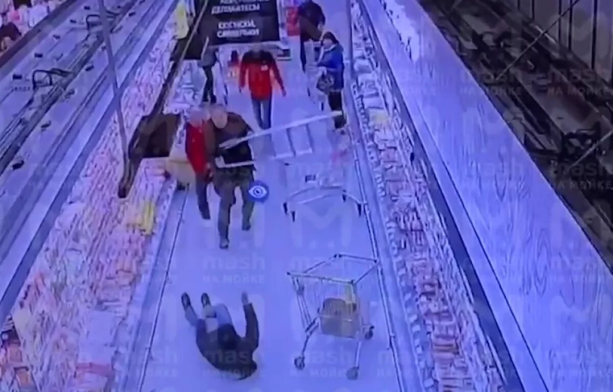    Покупатели в Петербурге голыми руками обезоружили вооружённого ножом психа