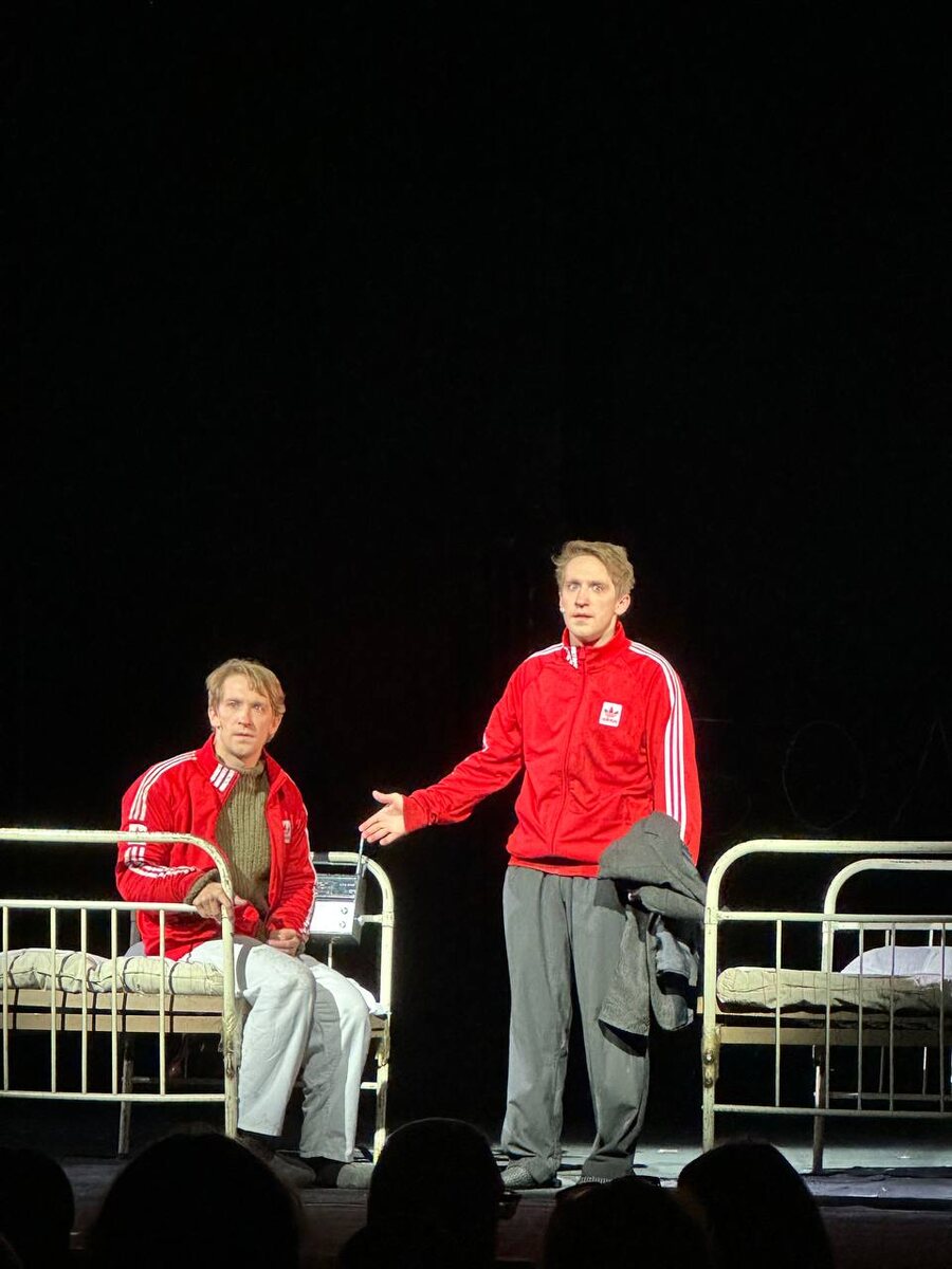 Андрей с двойником (Данила и Павел Рассомахины). «Сказка про последнего ангела». Театр Наций. Фото автора.