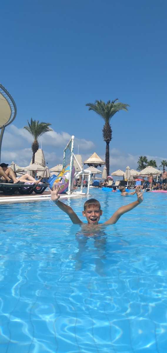 Тима и бассейн, что научил его плавать.