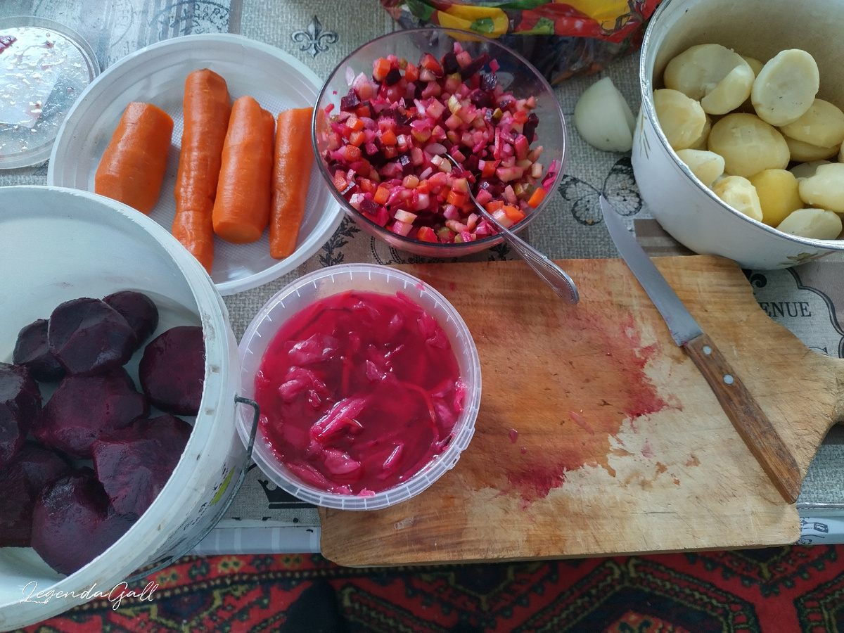 Небольшой салатничек ему накидала, три раза присаживался )))