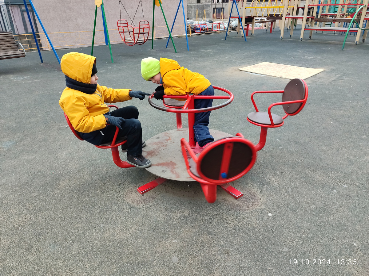 Никогда не пойму, почему дети так любят эти качели. Я просто смотрю, как они крутятся, и мне уже плохо