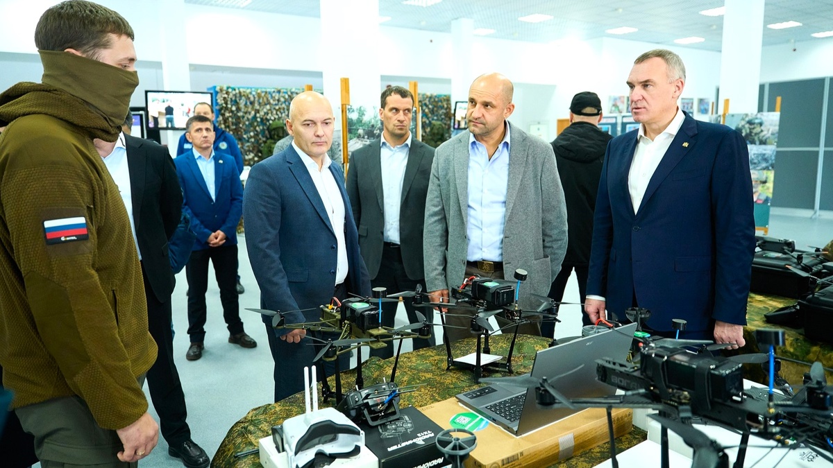    Артёму Жоге презентовали квадрокоптеры, которые производят в Югре