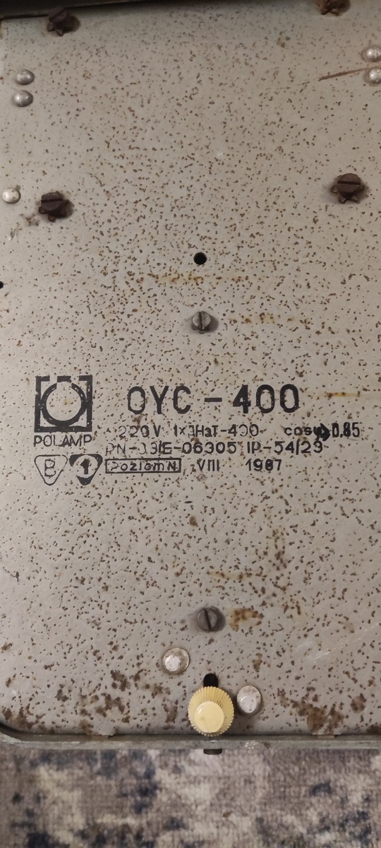 Особенность в том,что здесь отсутствует русская надпись: перед подключением светильника следует отсоединить провода.......