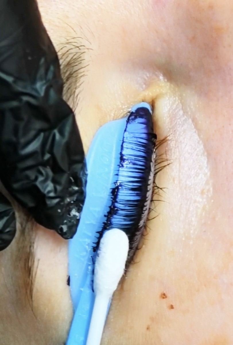 В процессе ламинирования. Здесь завершается процедура окрашивания ресниц