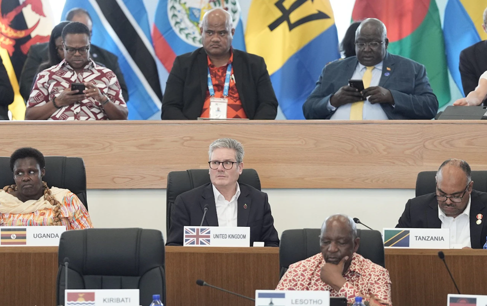 Премьер-министр Великобритании Кейр Стармер на встрече глав правительств Содружества  явно чувствовал себя неуютно