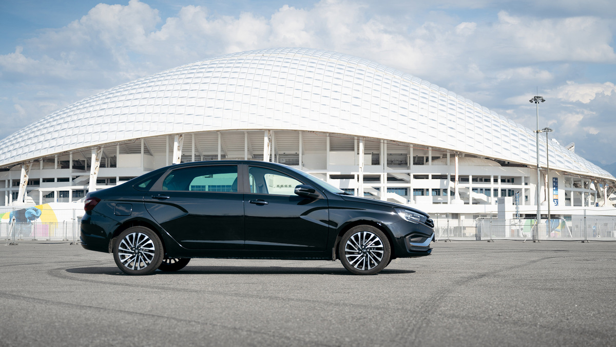 Уверенно отличить Ауру от Весты можно только в профиль. Потому что даже клиренс у моделей одинаковый — 176 мм