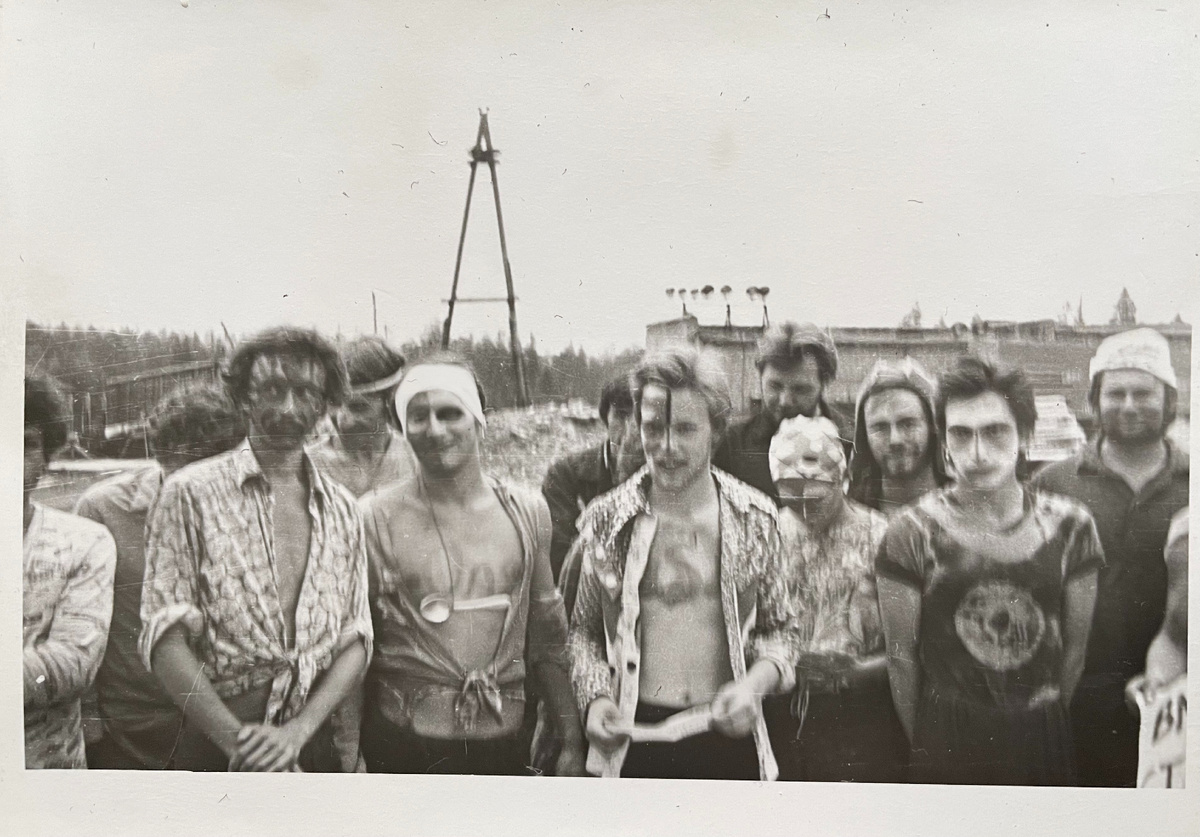 1979 год жилгородок Строитель под Ухтой. ССО "Кварк", посвящение в "старики". Второй справа, если что. Между завхозом и доктором.