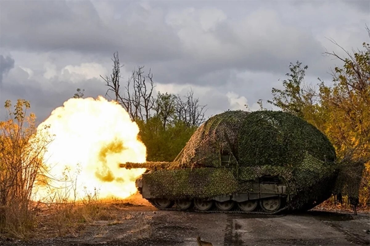    Танк Т-72Б3М Центрального военного округа Вооруженных Сил РФ стреляет по позициям ВСУ на покровском направлении.
