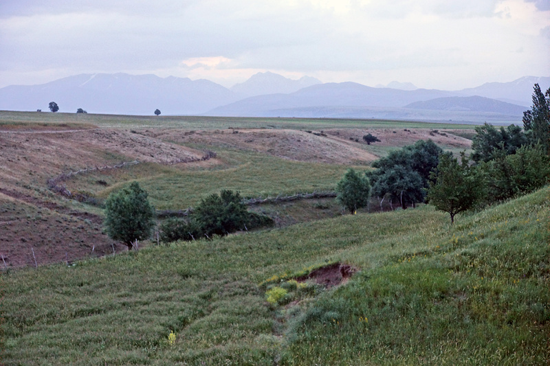 Деревня, как и все остальные, расположенные вдоль Аксу, находится в очень живописном месте. Аксу-Жабаглы, Угамский хребет в качестве вида из окна или задника для огорода - роскошно.